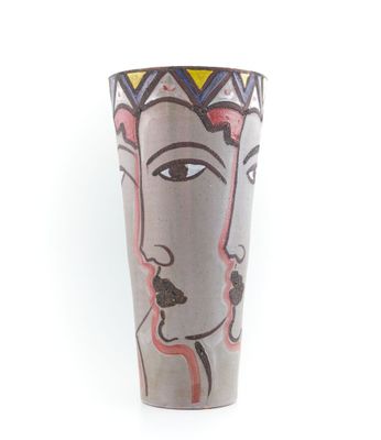 un vase sur lequel est peint le visage d'une femme