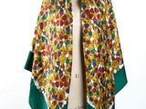 une écharpe jaune et verte sur un mannequin