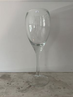 un verre à vin posé sur une table