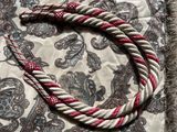 une corde rouge et blanche posée sur une couverture