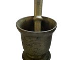 mortier et pilon en laiton sur fond blanc
