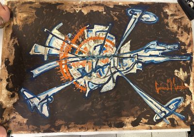 une photo d'une œuvre d'art posée sur une table