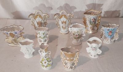 un grand nombre de vases posés sur une table