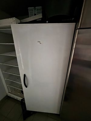 un réfrigérateur blanc dans le coin d'une cuisine