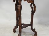 une vieille table en bois dont le plateau est sculpté sur fond blanc