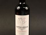 une bouteille de vin rouge posée sur une table noire