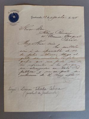 un gros plan d'un morceau de papier sur lequel on a écrit