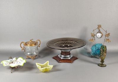 de nombreux morceaux de verre de toutes sortes posés sur une table