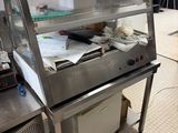 plan de travail en acier inoxydable contenant des aliments, dans une cuisine professionnelle