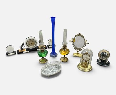 de nombreux objets en verre de toutes sortes posés sur une surface blanche