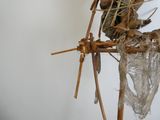 un gros plan sur la sculpture d'un oiseau perché sur un bâton