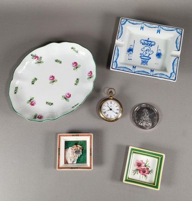 un grand nombre d'objets posés sur une table