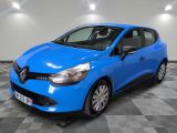 une voiture bleue est garée dans une pièce au sol à carreaux
