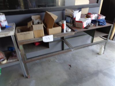 de nombreuses boîtes, les unes à côté des autres, posées sur une table dans un garage