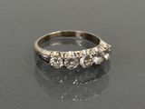 gros plan d'une bague en diamant sur une table