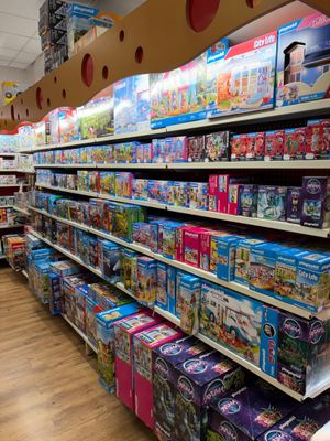 de nombreux jouets sur les étagères du magasin de jouets