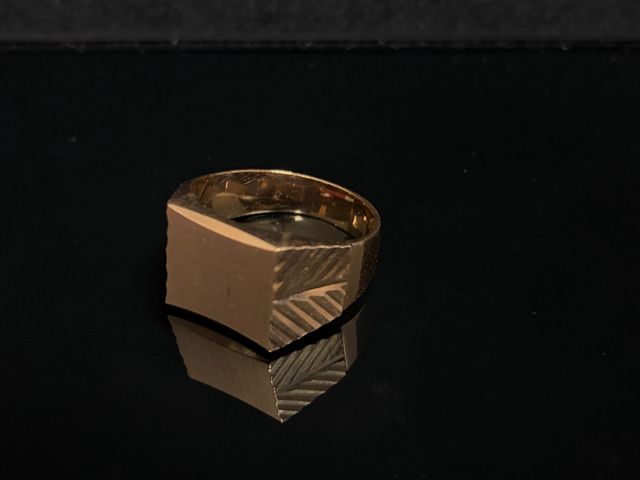 Chevalière en or 18 carats 750 millièmes non gravée. PB : 11,80gr...