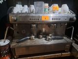 une image représentant une machine à café sur laquelle sont posées des tasses