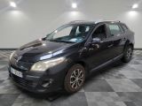 une photo d'une Toyota RAV noire garée dans un garage
