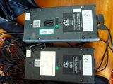 deux appareils électroniques posés sur une table