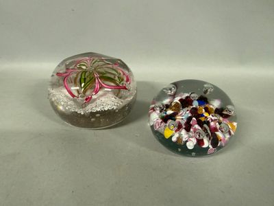 deux billes de verre posées l'une à côté de l'autre sur une table