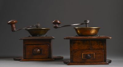paire de moulins à café anciens en bois, avec des couvercles en laiton et des tiroirs en bois