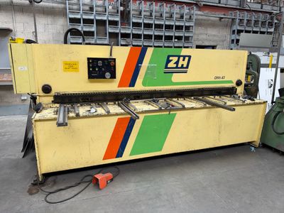 une grande machine installée dans un bâtiment