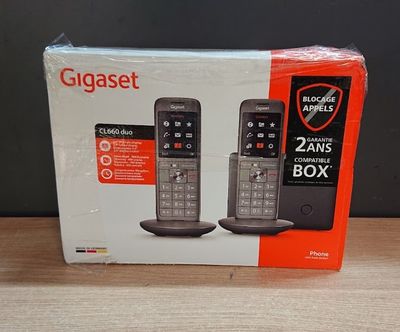 une boîte contenant deux téléphones, posée sur une table
