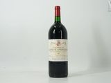 une bouteille de vin posée sur une table