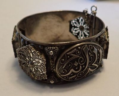 un gros plan d'un bracelet en argent posé sur une table