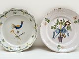 deux assiettes avec des motifs différents sur une table