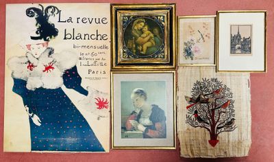de nombreux tableaux accrochés au mur d'une pièce où sont accrochés des tableaux