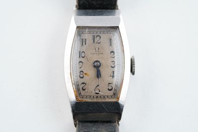 une montre posée sur une surface blanche