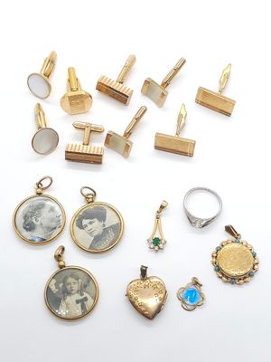 un assortiment de bijoux comprenant un pendentif, une bague et une paire de boucles d'oreilles