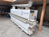 une machine qui se trouve à l'intérieur d'un bâtiment