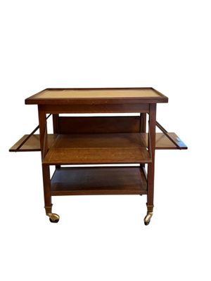 une photo d'une table en bois avec deux étagères montées sur roulettes
