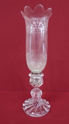une image représentant un vase en verre transparent orné d'une fleur