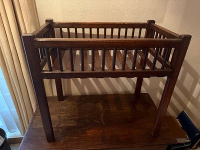 un berceau en bois posé sur une table en bois