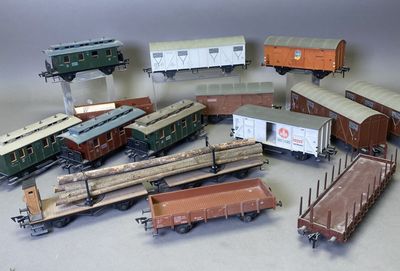 tout un tas de wagons de train miniature posés sur la table