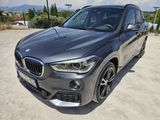 La BMW X1 est garée sur un parking