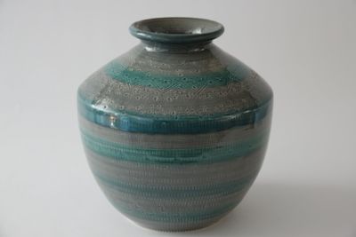 VASE boule en céramique. Rare émaillage gris nuancé et vert.