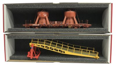deux wagons qui se trouvent dans un box