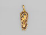 une image représentant un pendentif en or à l'effigie de Jésus, orné d'une croix