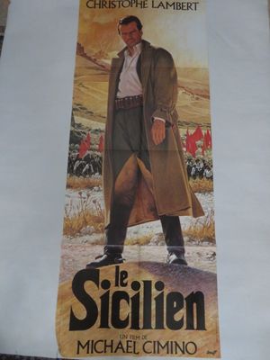 affiche représentant un homme en trench-coat debout devant un champ