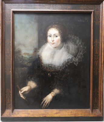 portrait d'une femme en robe noire ornée d'un volant blanc