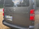 une camionnette grise garée dans l'herbe
