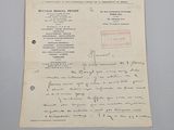un vieux document sur lequel figure une lettre manuscrite, posé sur une table