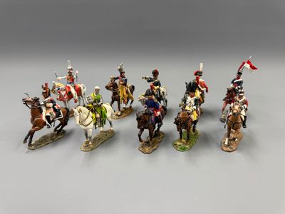 sept figurines de soldats à cheval, avec des drapeaux sur la tête