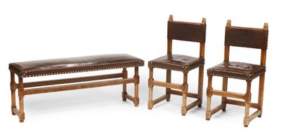 trois chaises et un banc placés les uns à côté des autres