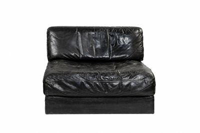 fauteuil en cuir noir sur fond blanc, avec un fond blanc
